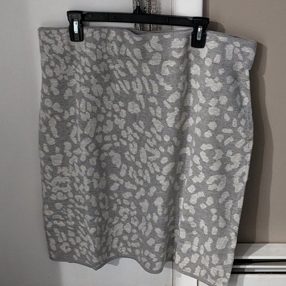 Isaac Mizrahi Live XL gray animal print pencil skirt NWT - Picture 3 of 3